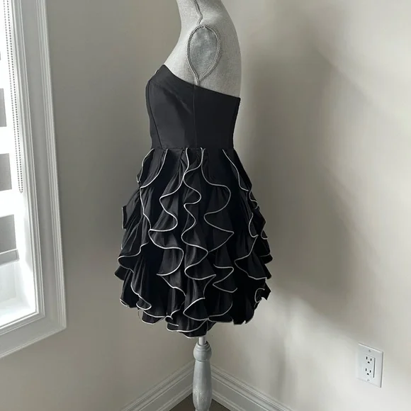 🇨🇦 Black Strapless Ruffle Mini Dress - Picture 2 of 4